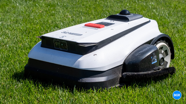 Front of the Ecovacs GOAT A3000 LiDAR Pro