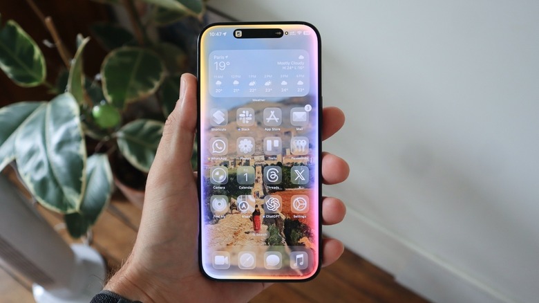 iOS 26's new Siri UI when using Apple Intelligence