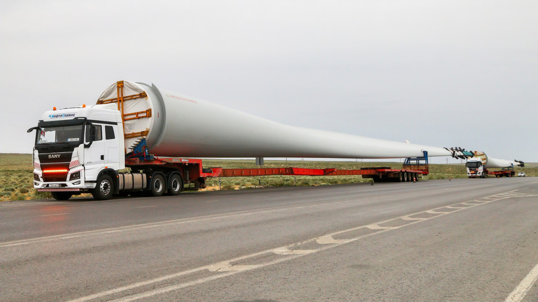 Trucks transporting a wind turbine blade