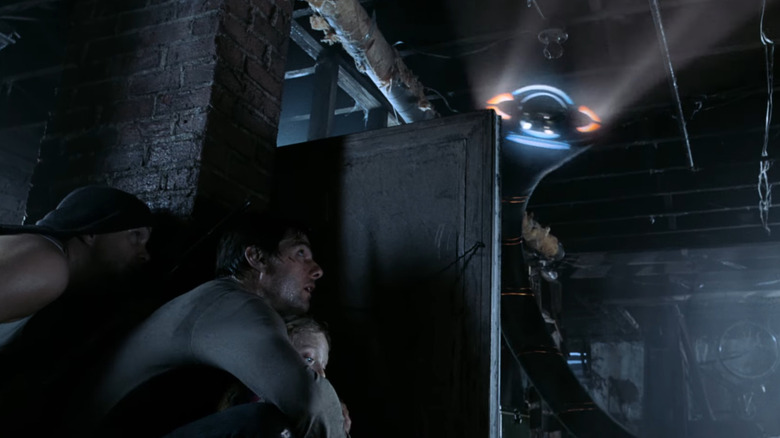 War of the Worlds screenshot of charactes hiding from alien probe