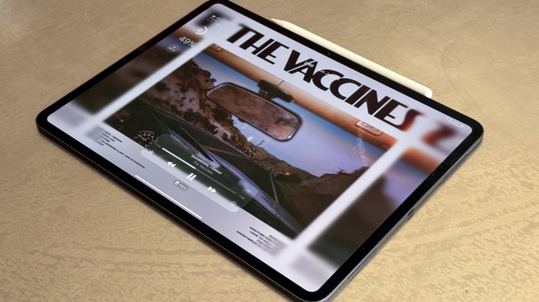 An iPad Pro Lock Screen on iPadOS 26