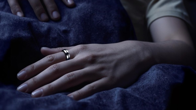 Renpho ring on someone's hand while they sleep