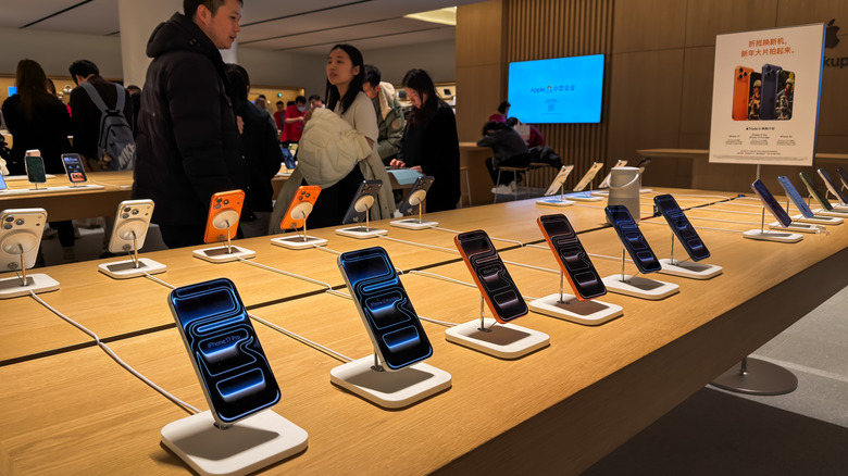 iPhone 17 Pro models on display.