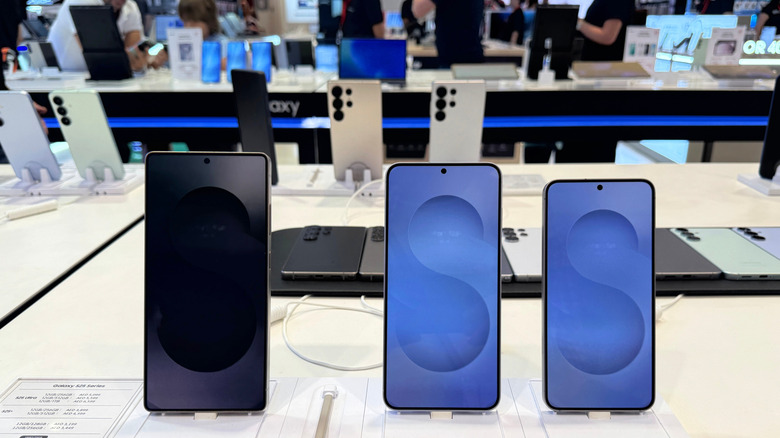 close-up galaxy S25 lineup in store