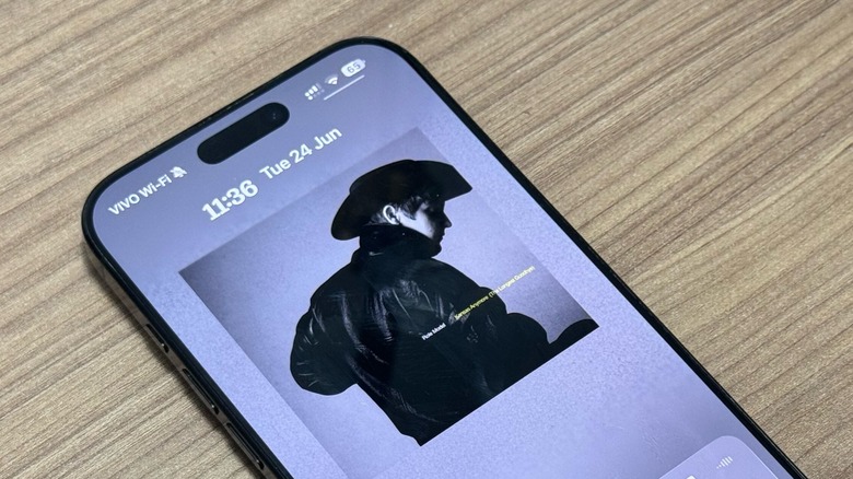 iOS 26 Lock Screen
