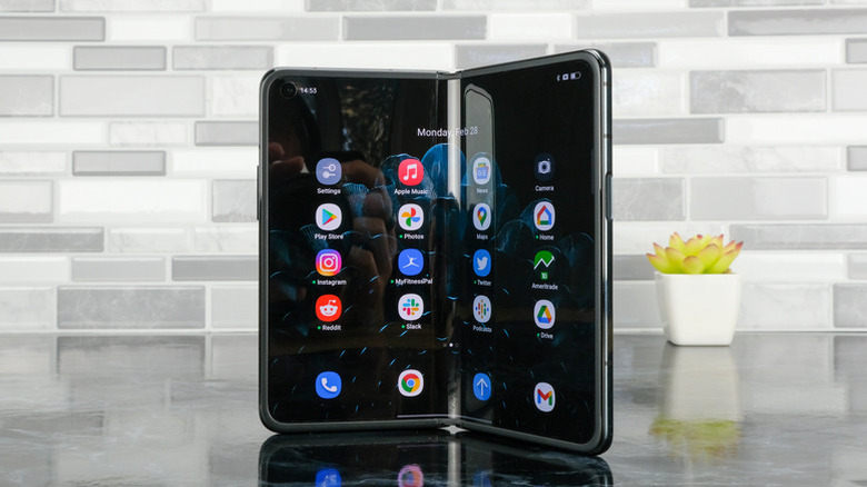 OPPO busca n plegable con la pantalla desplegada.