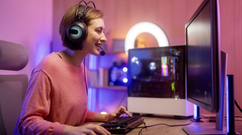 A woman playing a game at a PC.