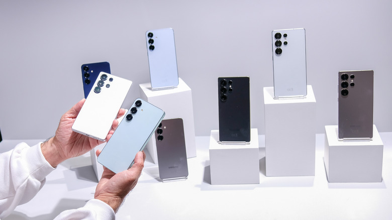 Galaxy S25 models on display.