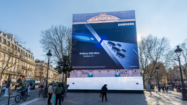 Giant Galaxy S25 Ultra billboard seen in France in March 2025.