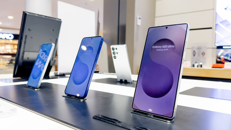 Galaxy S25 models on display in a store.