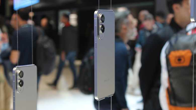 Galaxy S25 Edge on display in Barcelona.