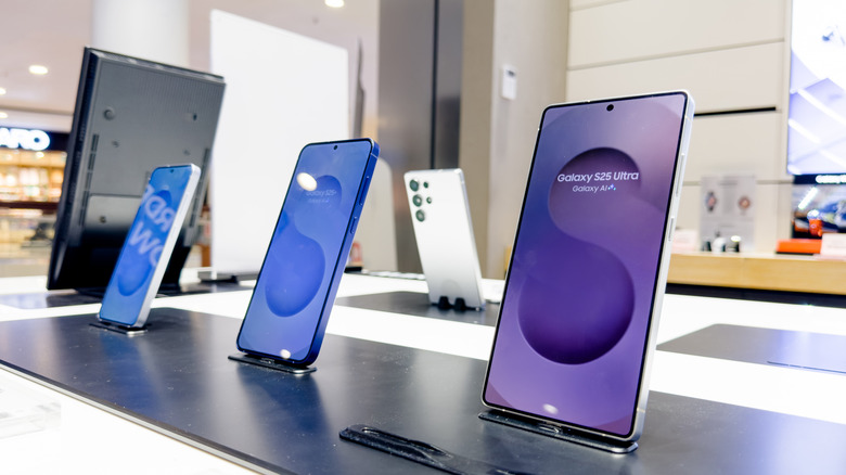 Galaxy S25 phones on display.