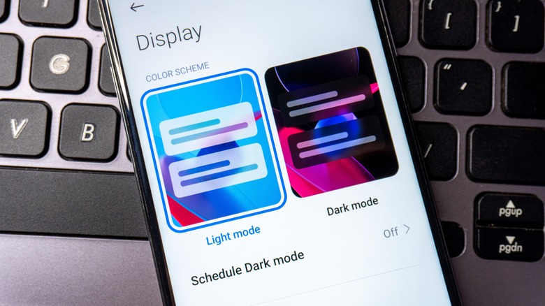 light mode or dark mode options displayed on a smartphone screen