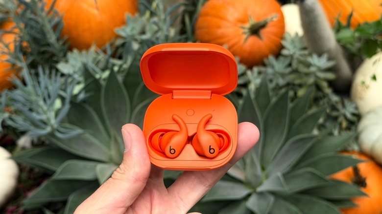 Powerbeats Fit in Spark Orange