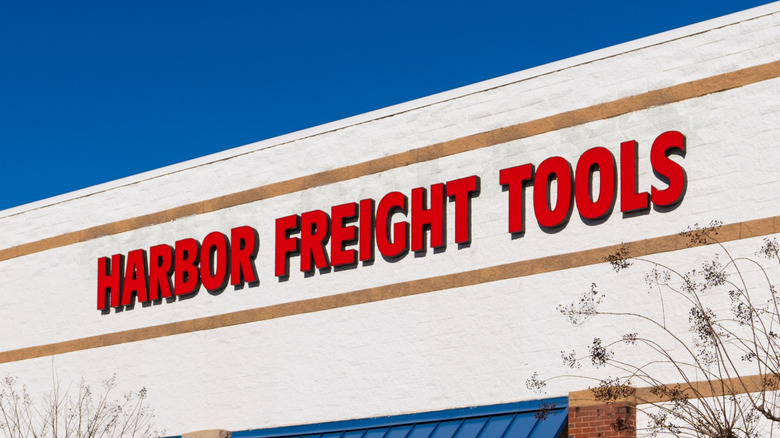 Digital robot hand pointing at reviews and ratings