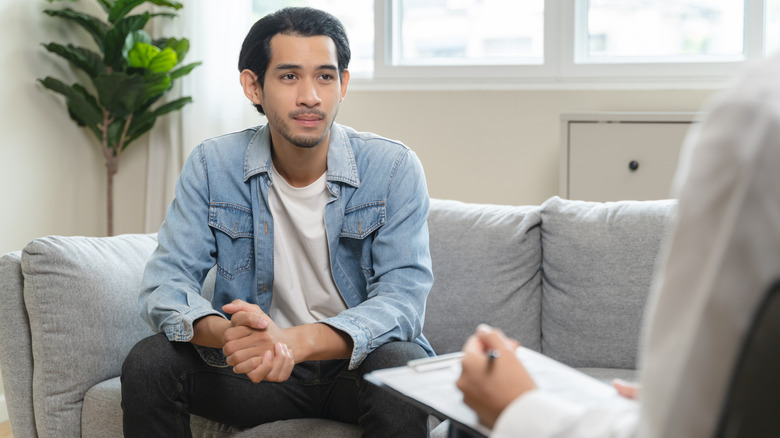 un hombre que ve a un terapeuta para la atención de salud mental