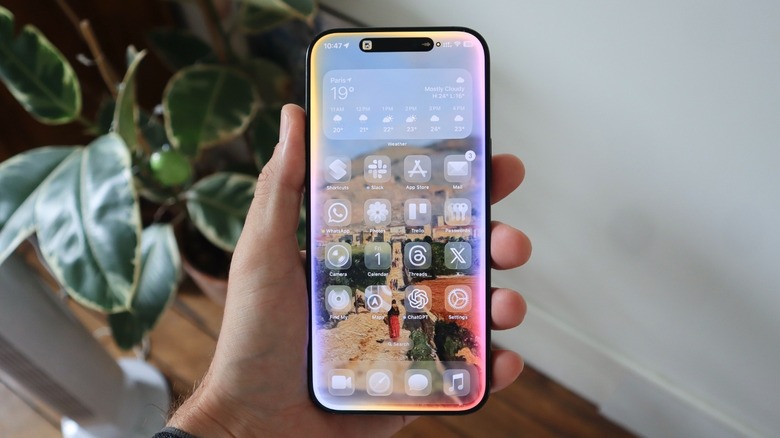Apple Intelligence's Siri UI on iOS 26 Home Screen