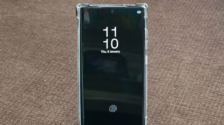 Always On Display enabled on a Galaxy S22 Ultra phone.