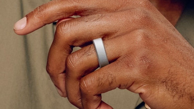 A hand displaying the Oura Ring 4