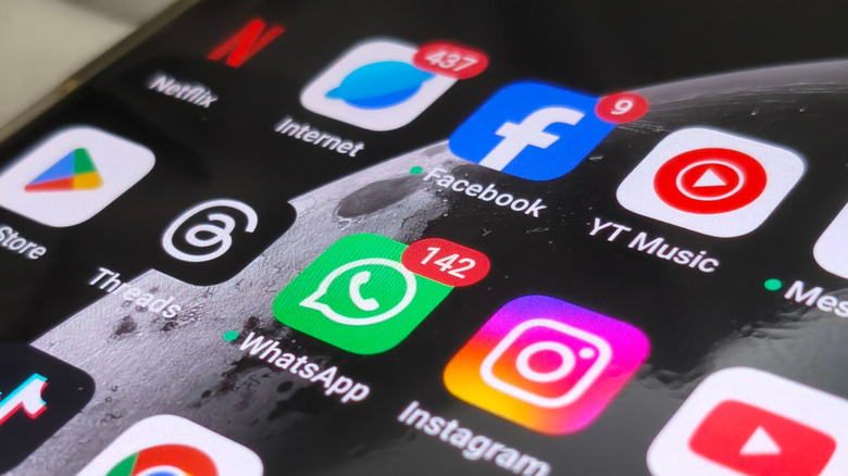 Icons with multiple notifications on the home screen of a smartphone