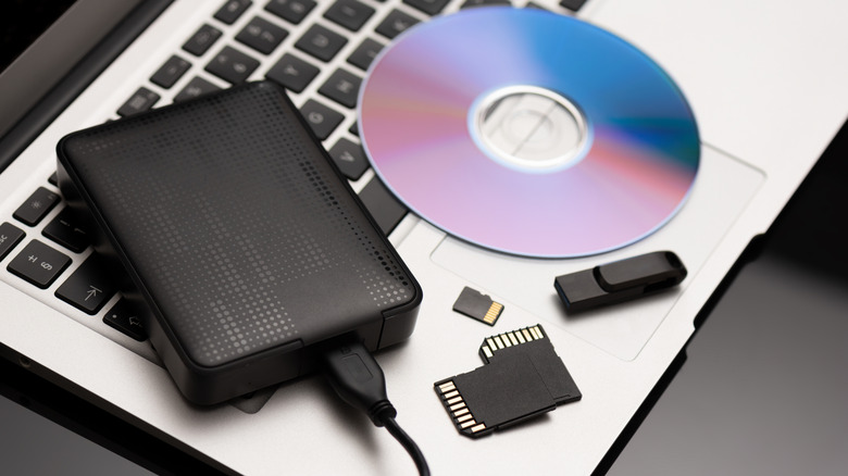 USB drive, disc, and other storage formats on top of computer