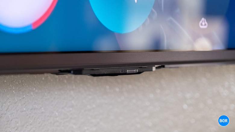 Bottom of the Hisense UR8