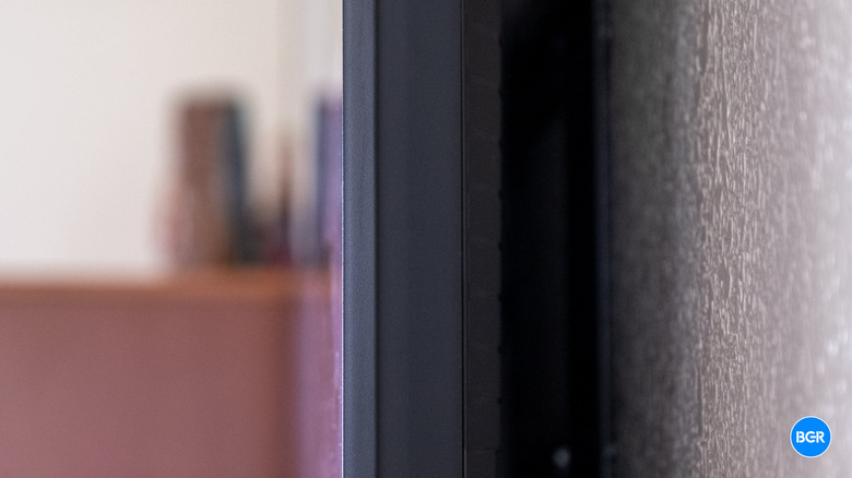 Side of the Hisense UR8