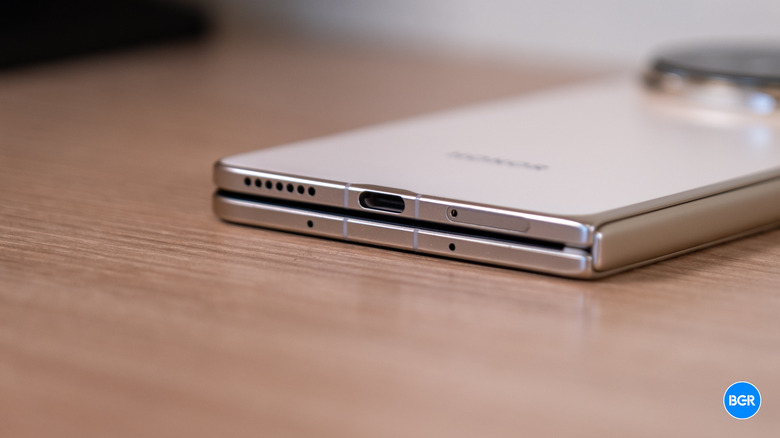 USB-C port on the Honor Magic V5