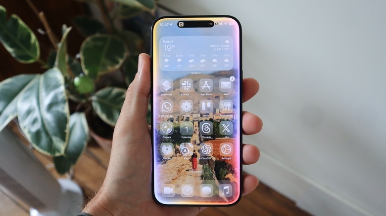 Apple Intelligence's Siri UI on iOS 26 Home Screen