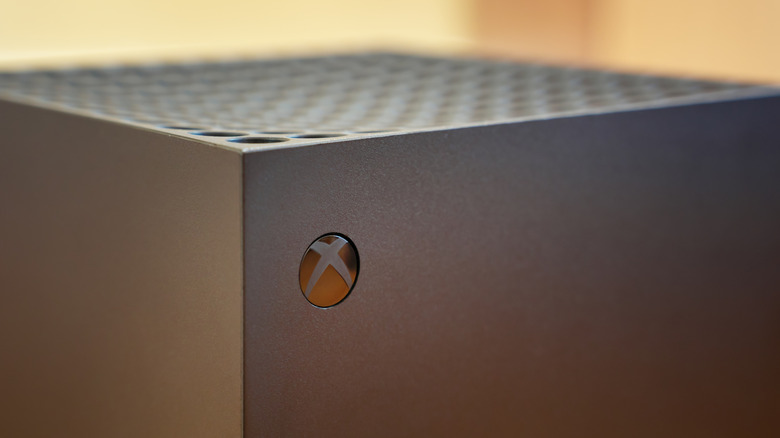 Close up of the Xbox logo on the corner of an Xbox Series X.