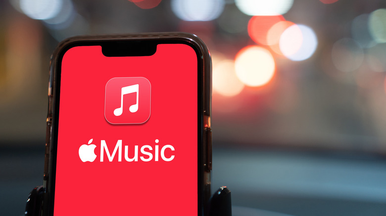 Apple Music logo on an iPhone mounted in a car
