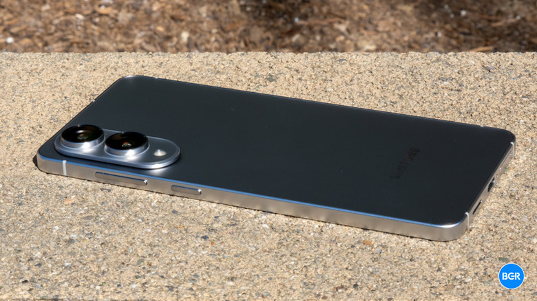Galaxy S25 Edge: módulo de cámara trasera y perfil.