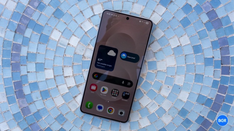 Galaxy S25 Edge: All-screen display.