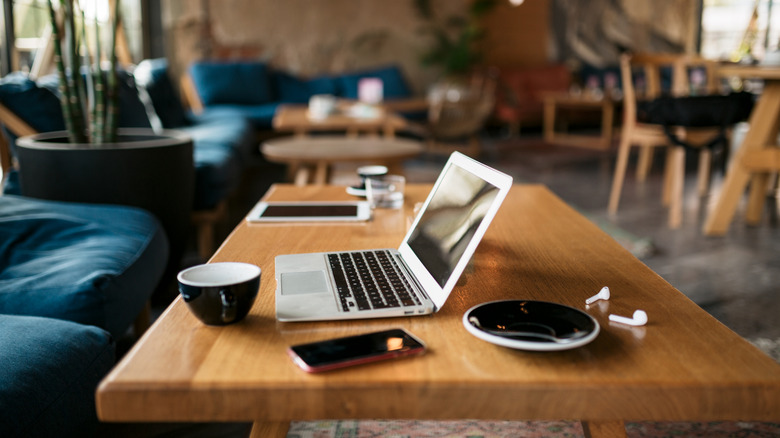 Dead laptop on a coffee shop table.