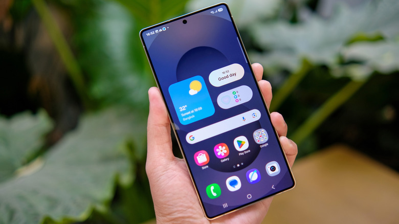 The Galaxy S25 Ultra in hand.