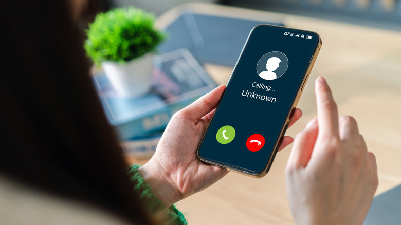 an unknown number is calling on a cell phone