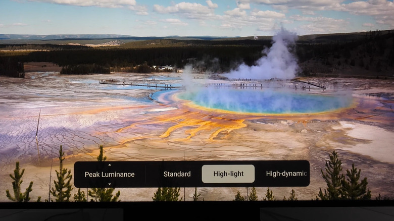 A TCL TV displaying its available peak luminance modes
