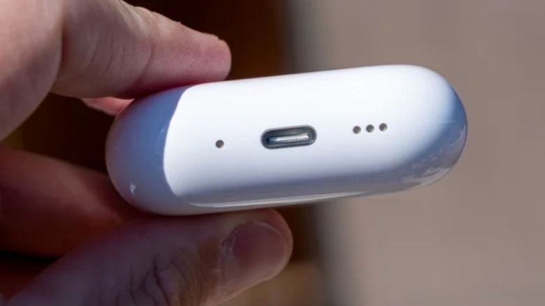 AirPods Pro 3 charging case