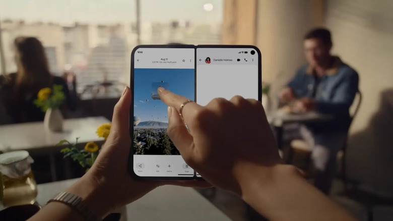 Hand dragging and dropping photo while in split screen mode