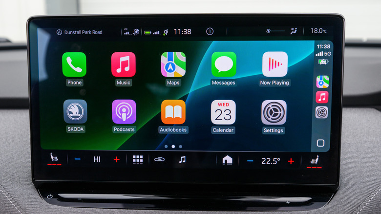 A photo centering on the CarPlay dashboard displayed on a vehicle's infotainment system
