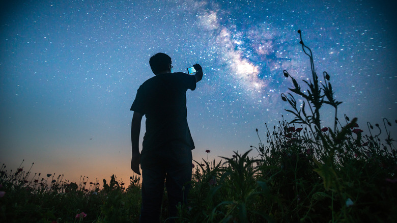 Using a mobile device to take a picture of the Milky Way