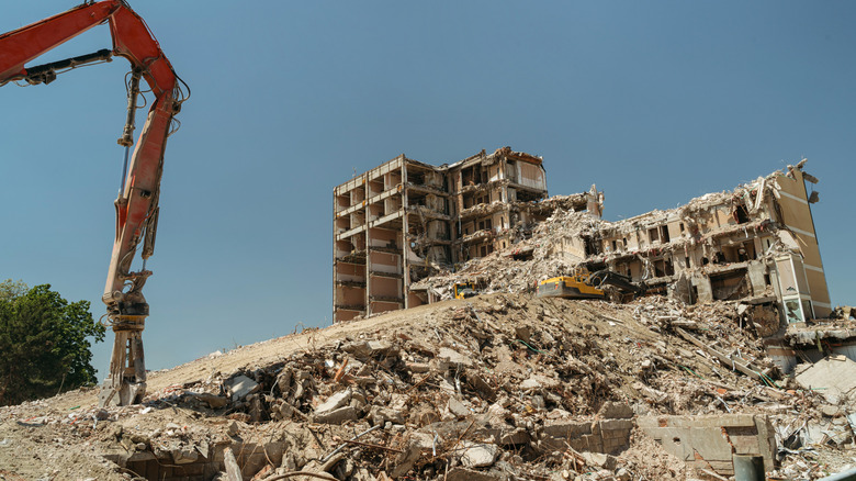 a building collapsed into the dirt