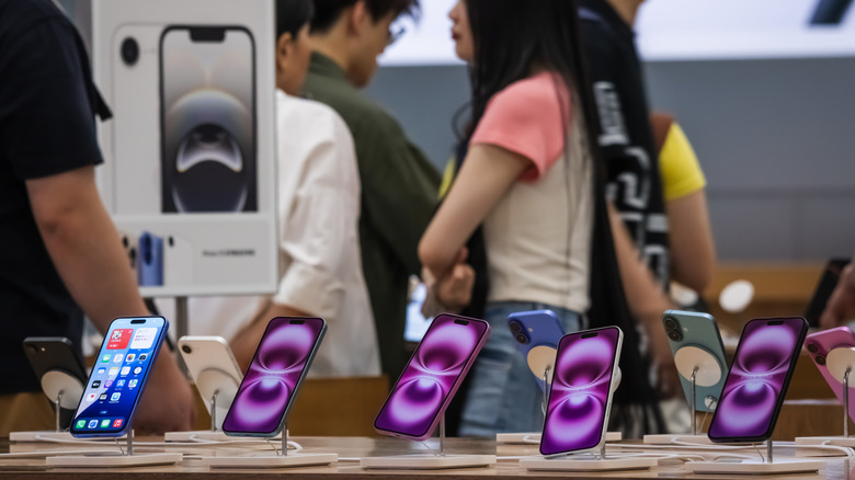 iPhone 16 models on display.