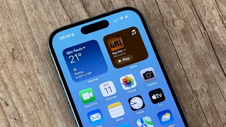 iPhone 16 Home Screen on iOS 18
