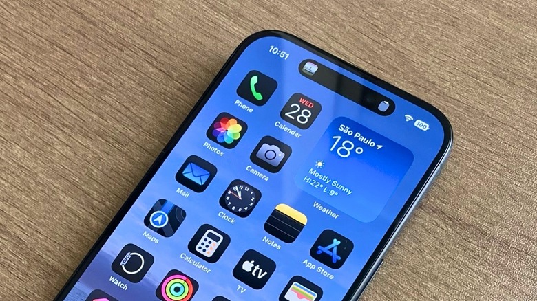 pantalla de inicio de iOS 18 en un iPhone 15 Pro
