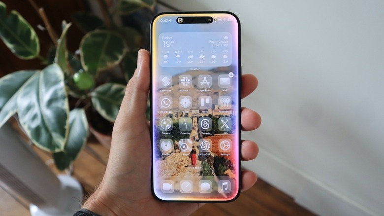 iOS 26 new Home Screen with the Siri animation on