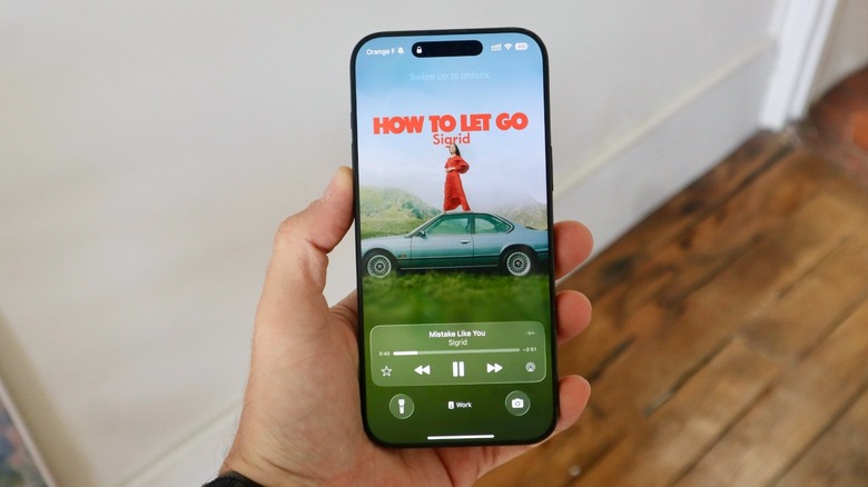 iOS 26 new Apple Music Lock Screen cover
