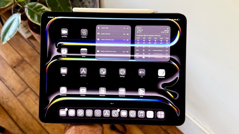 M4 iPad Pro with standard wallpaper and iPadOS 26 Clear icons
