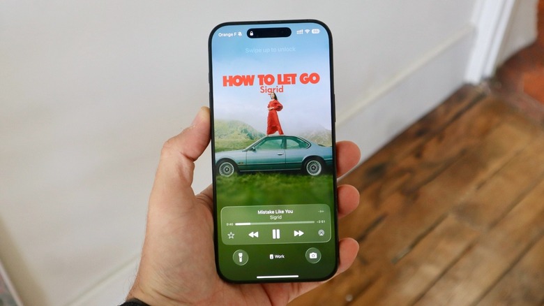 iPhone 16 Pro Max iOS 26 Lock Screen