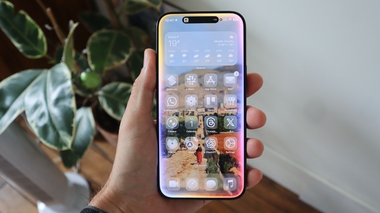 iOS 26 new Home Screen with the Siri animation on